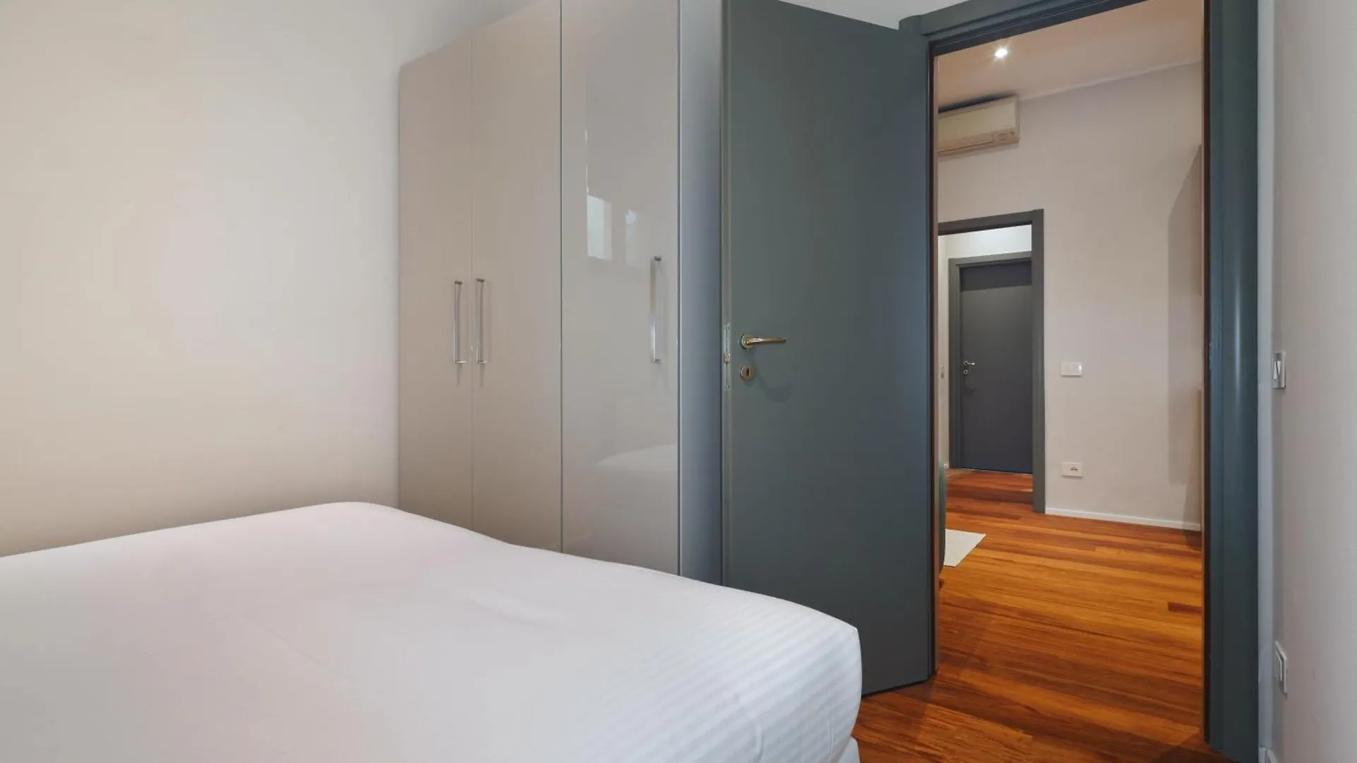 Joivy Modern Flat Near Duomo Di Milano Apartment 0*, Milan